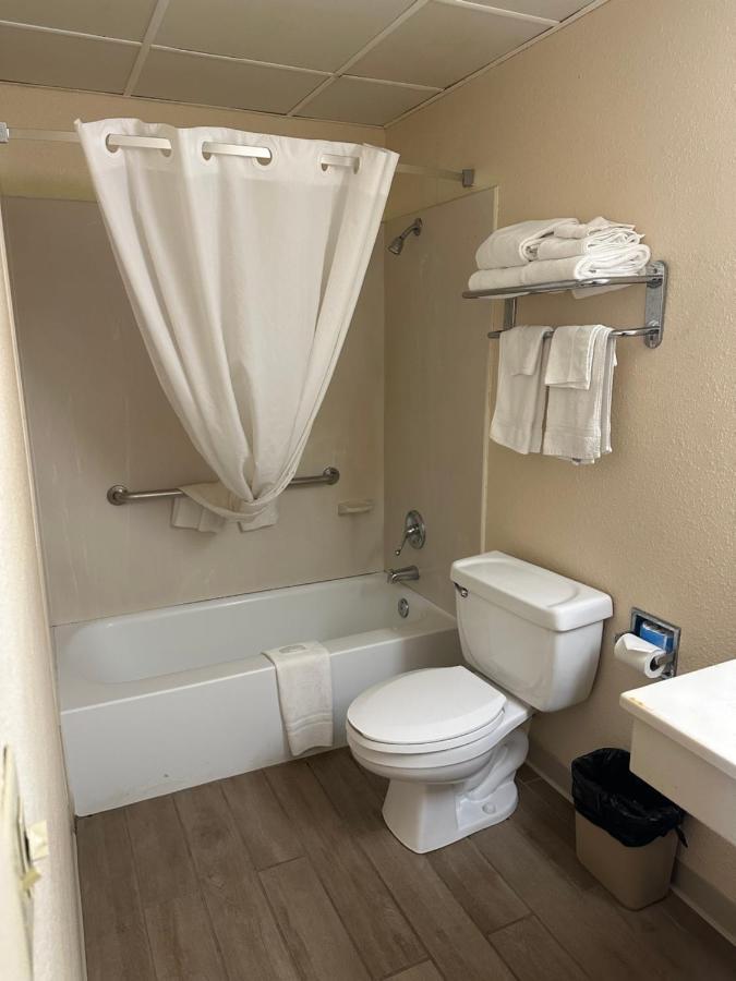 Big Bend Traveler'S Inn Great Bend Buitenkant foto